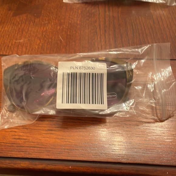 Ladies Sun glasses - NWT - Picture 2 of 2